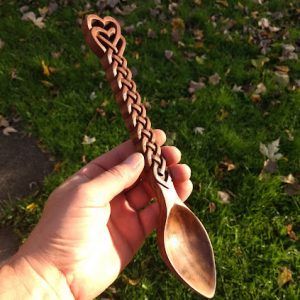 walnut-celtic-love-spoon-closed-weave-serve-size-2